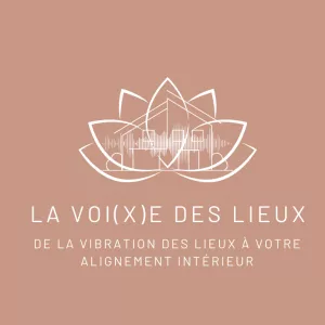 Un logo composé d'une maison, d'une fleur de lotus et du signe des vibration du son pour un accompagnement au deuil par l'amélioration de l'Habitat intitulé la voix des lieux (de la vibration des lieux à votre alignement intérieur)